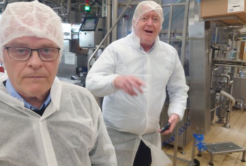 Pálmi Vilhjálmsson forstjóri MS og Jeroen Douglas í starfsstöð MS á Selfossi.